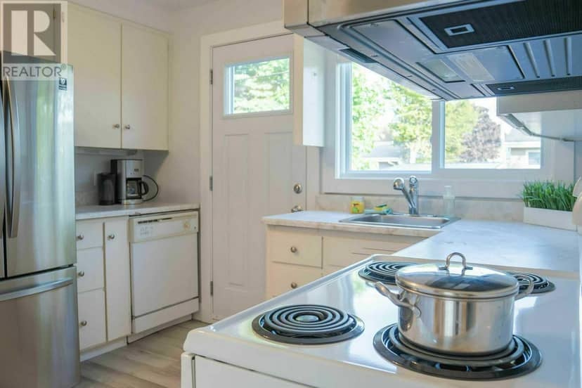 36 Simcoe Place — photo 6 of 10