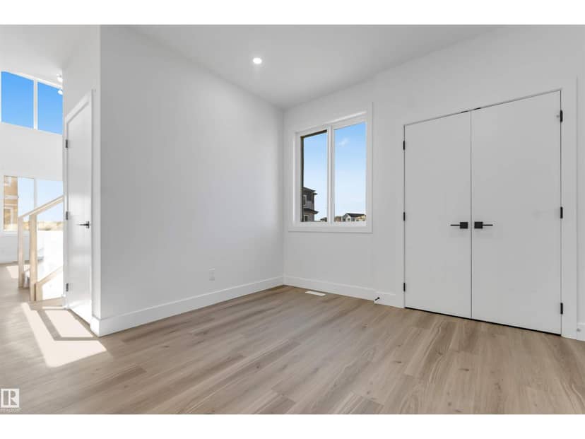 4707 17 AV SW SW — photo 13 of 40