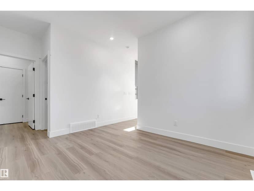 4707 17 AV SW SW — photo 18 of 40