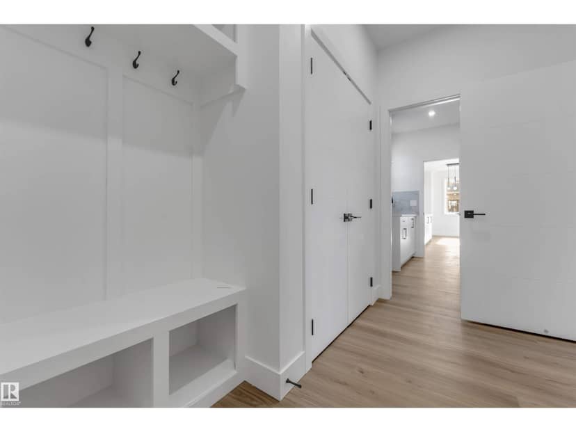 4707 17 AV SW SW — photo 22 of 40