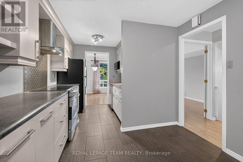 7866 Jeanne D'Arc Boulevard — photo 18 of 40