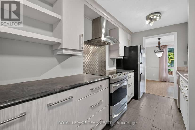 7866 Jeanne D'Arc Boulevard — photo 19 of 40