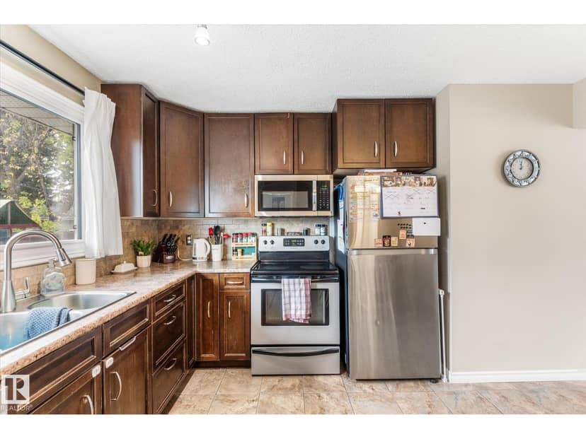 8721 99 AV — photo 13 of 40
