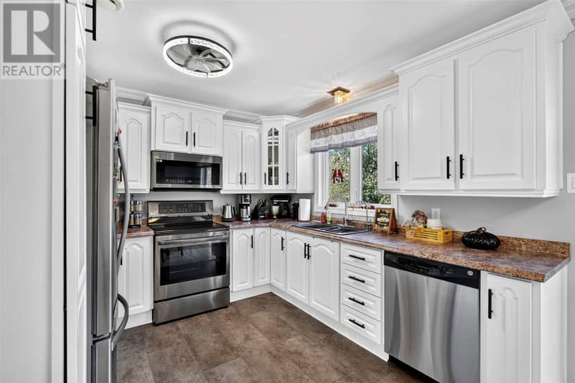 18 Shaheen Crescent — photo 10 of 39