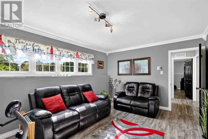 18 Shaheen Crescent — photo 21 of 39