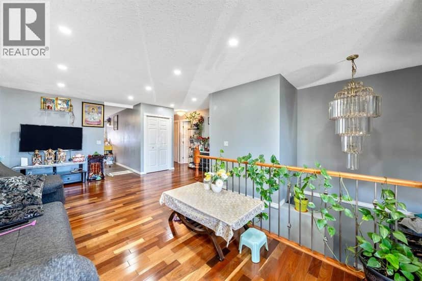 318 Applewood Drive SE, Calgary, photo 3