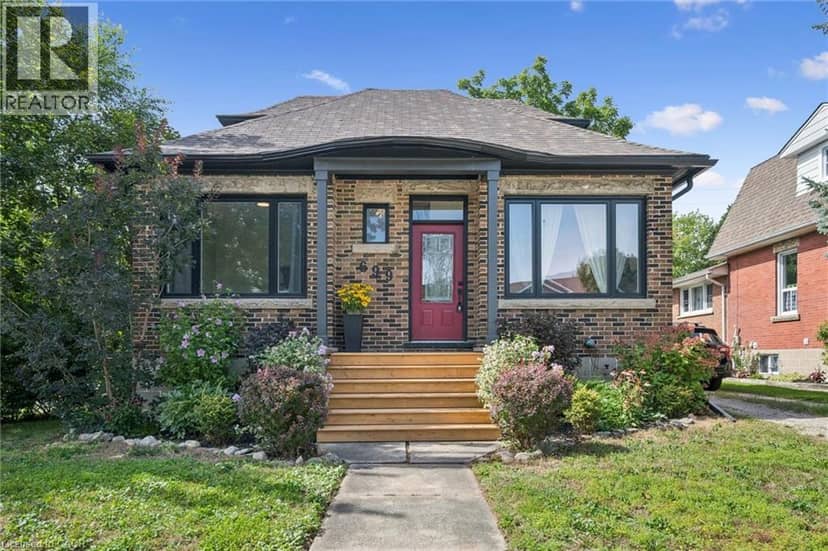 699 ST ANDREW Street W — photo 1 of 40