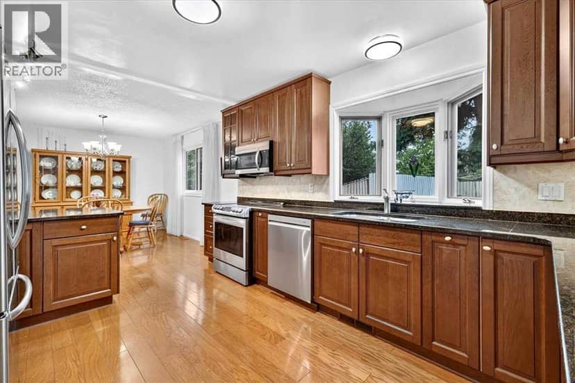 1707 107 Avenue SW — photo 9 of 40