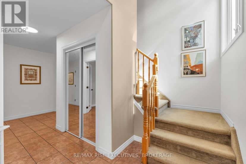 370 Cooke Crescent — photo 3 of 40