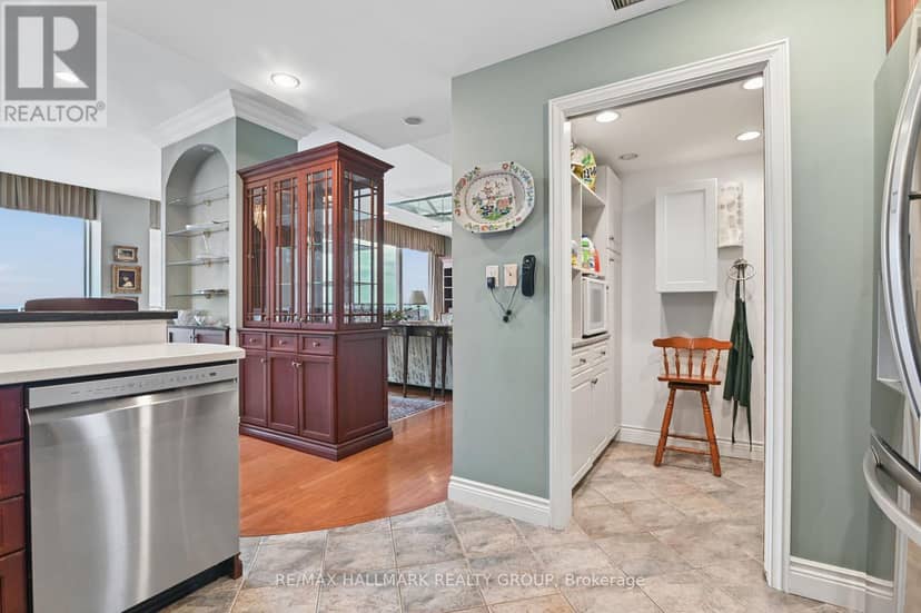 2503 - 160 George Street — photo 19 of 40