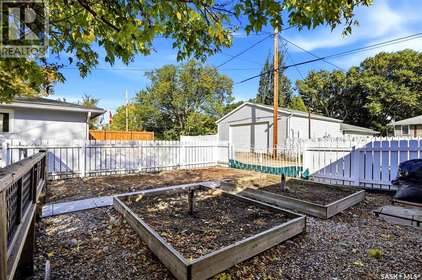 2751 MacKay STREET — photo 34 of 40