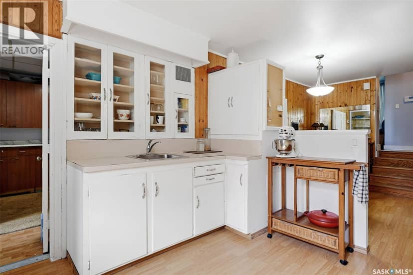 3719 Victoria AVENUE — photo 13 of 37