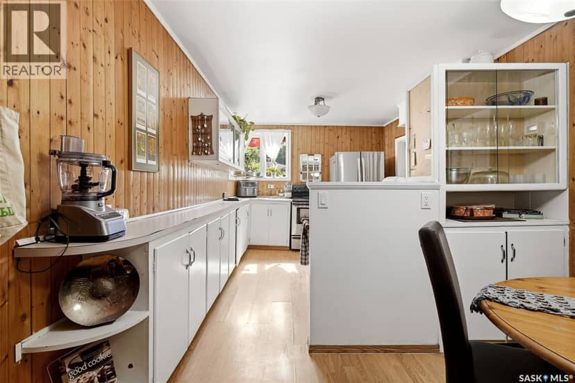 3719 Victoria AVENUE — photo 9 of 37