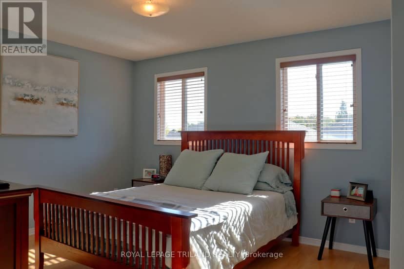 821 Sprucewood Drive, London North, photo 2