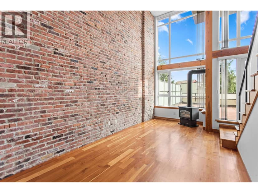 217 10 RENAISSANCE SQUARE, New Westminster, photo 2