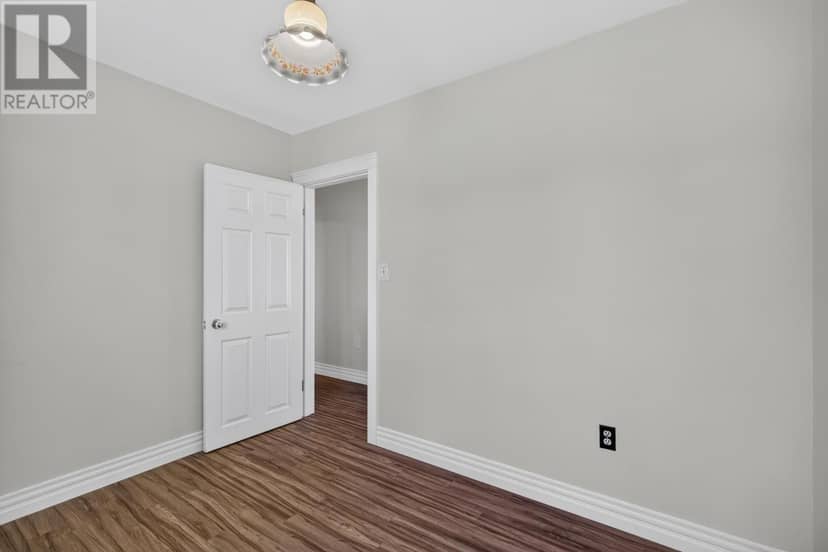 17 Newland Crescent — photo 18 of 40