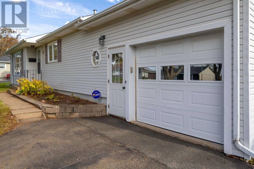 17 Newland Crescent — photo 36 of 40
