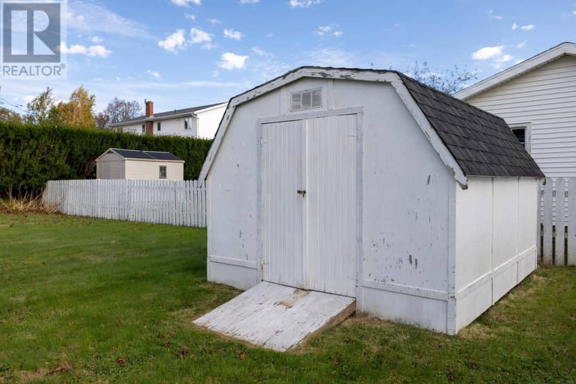 17 Newland Crescent — photo 39 of 40