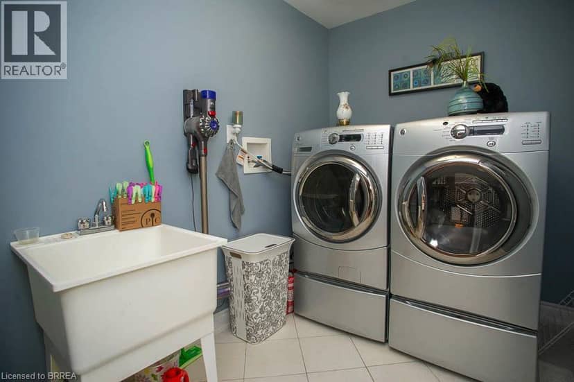 10 BISSET Avenue — photo 33 of 40