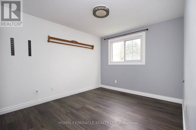 14 Pilkington Crescent — photo 13 of 22