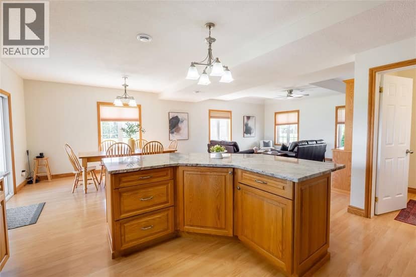 900 St Clair Parkway — photo 11 of 40