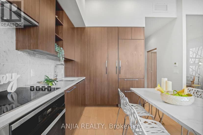 TH607 - 85 McMahon Drive — photo 14 of 31