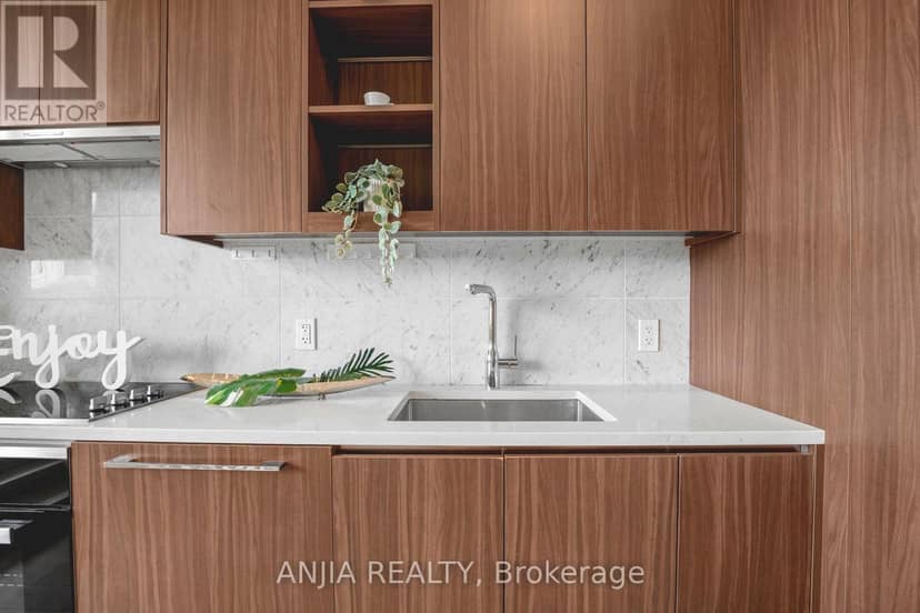 TH607 - 85 McMahon Drive — photo 15 of 31