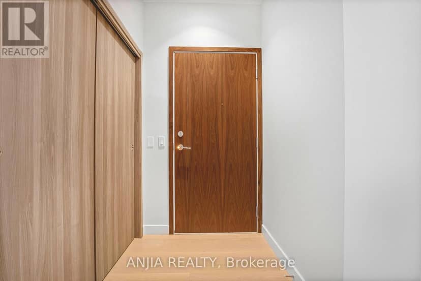TH607 - 85 McMahon Drive, Toronto, photo 4