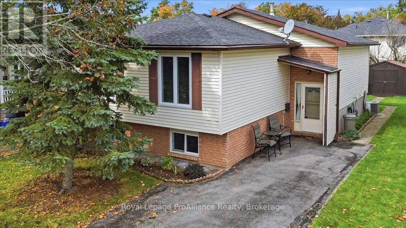 4 Bogart Crescent — photo 1 of 30