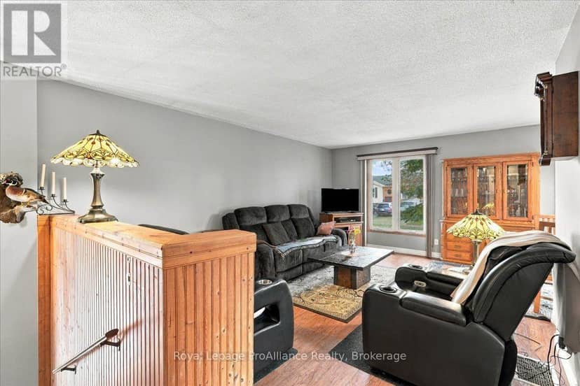 4 Bogart Crescent — photo 3 of 30