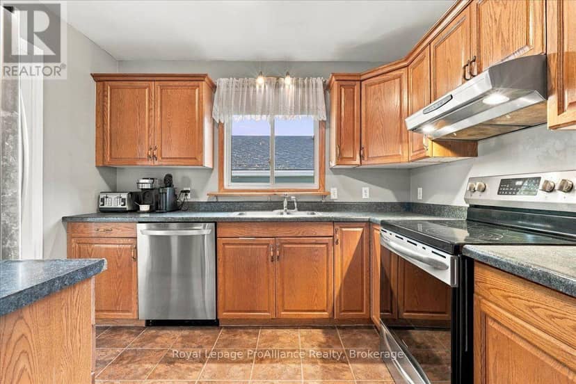 4 Bogart Crescent — photo 9 of 30