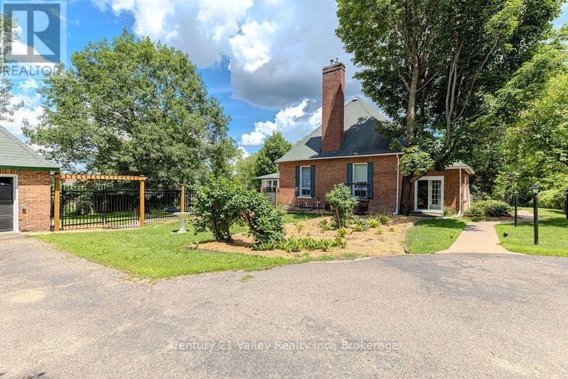 311 Supple Street, Pembroke, photo 2