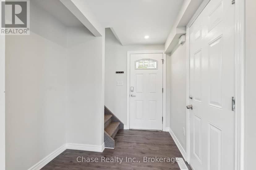 46 Sydenham Wells, Barrie, photo 2