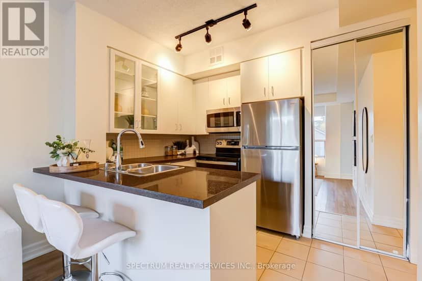 301 - 70 Alexander Street — photo 4 of 31