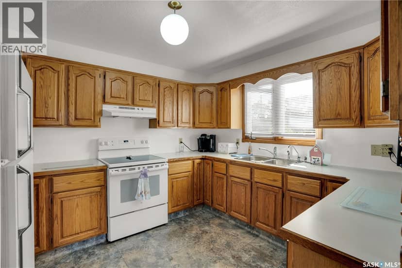 109 1st AVENUE E — photo 16 of 40
