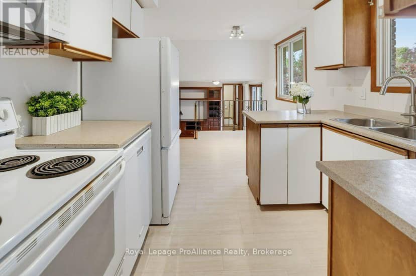 23 Thorncliffe Drive — photo 11 of 40