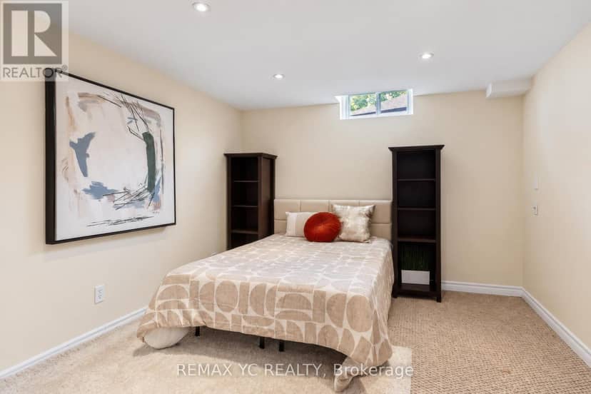 4 Simmons Crescent — photo 31 of 40