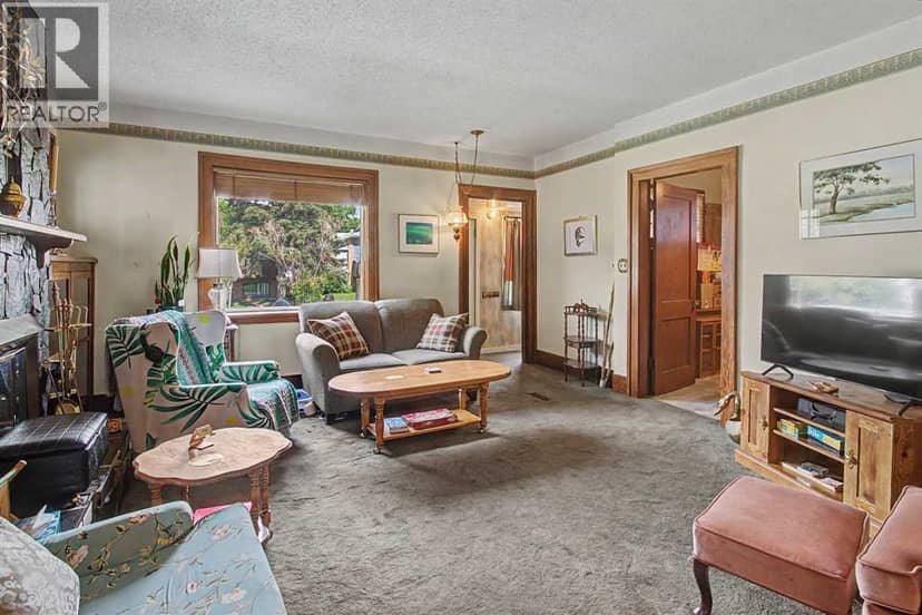121 10 Avenue NE — photo 10 of 32