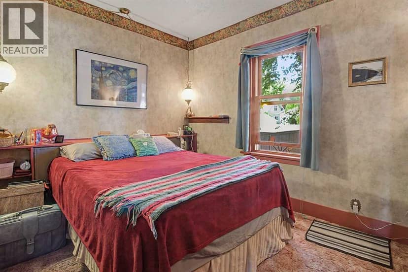 121 10 Avenue NE — photo 21 of 32