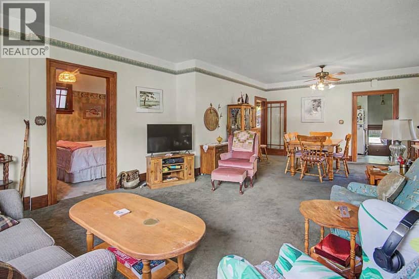 121 10 Avenue NE — photo 12 of 32