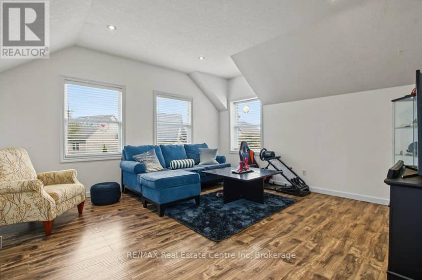 978 Edinburgh Road S — photo 13 of 40