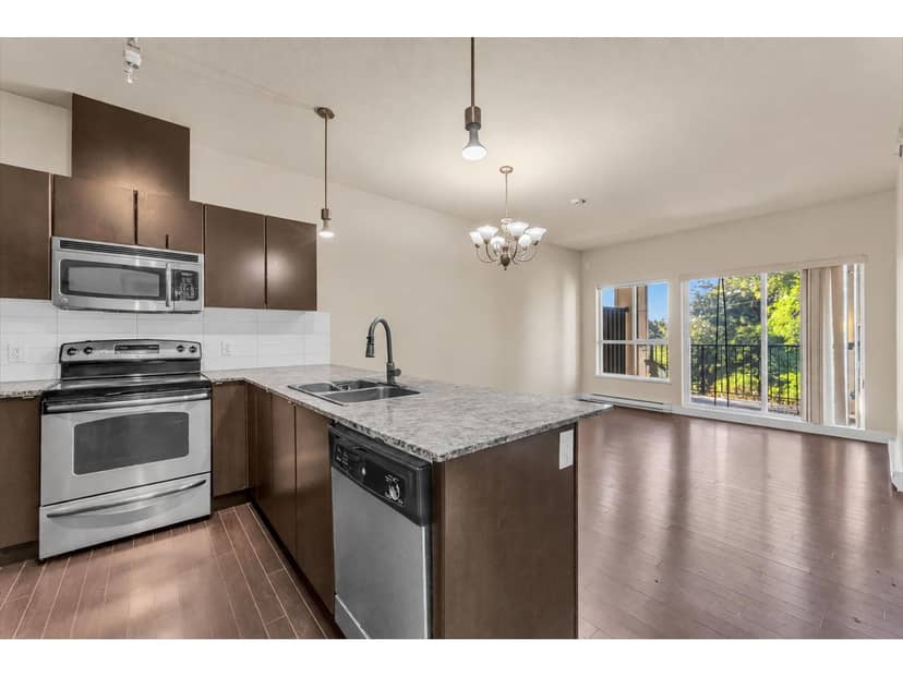 409 9655 KING GEORGE BOULEVARD, Surrey, photo 2