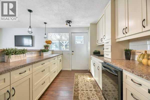 3103A 38 Street SW — photo 9 of 24