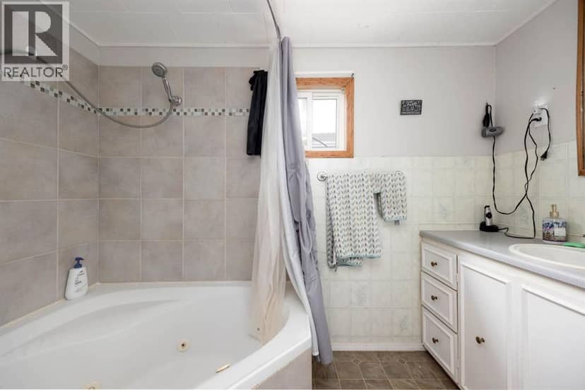 216 Grenfell Crescent — photo 16 of 23