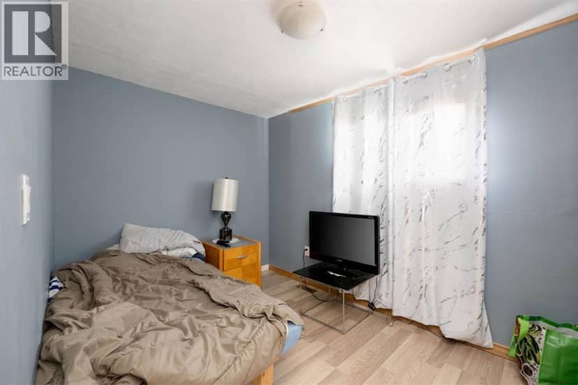 216 Grenfell Crescent — photo 11 of 23