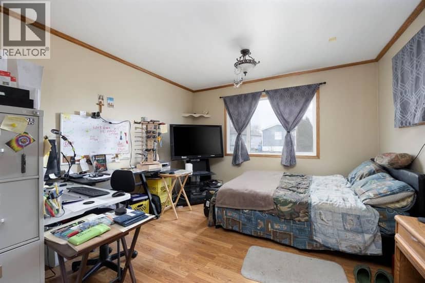 216 Grenfell Crescent — photo 9 of 23