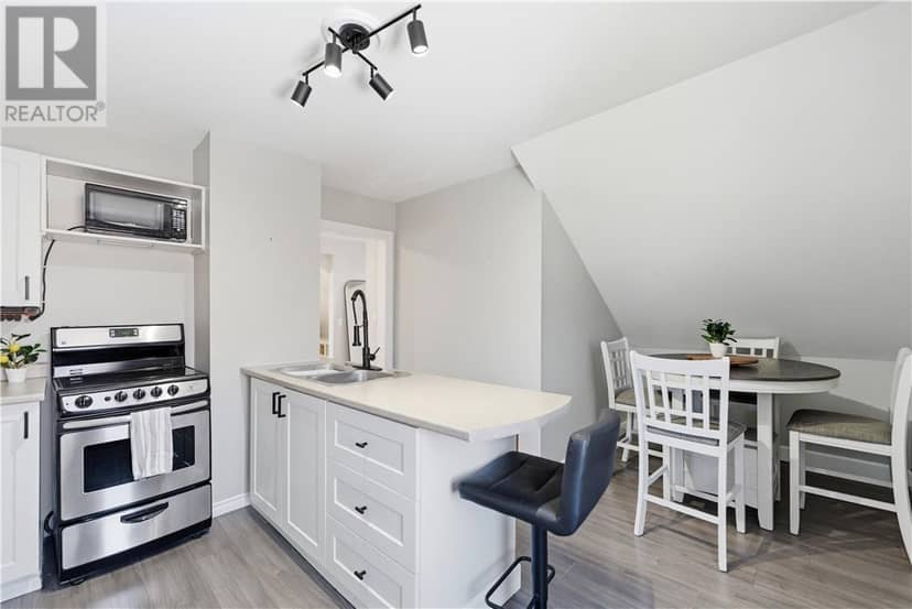 216 Bond Street — photo 15 of 40