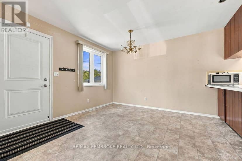 570 Moffat Street, Pembroke, photo 6