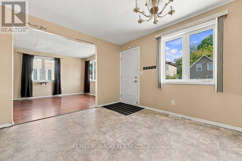 570 Moffat Street, Pembroke, photo 7