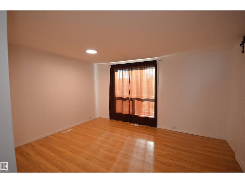 4909 52 ST — photo 15 of 40